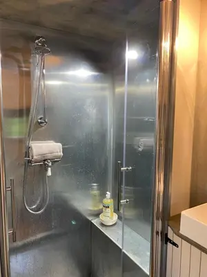 Salle de bains dans l'établissement Jolie Tiny House sous les Grands Arbres