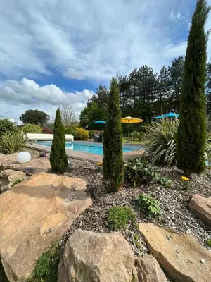 Piscine de l'établissement CHAMBRE DANS UN ECRIN DE VERDURE ou située à proximité