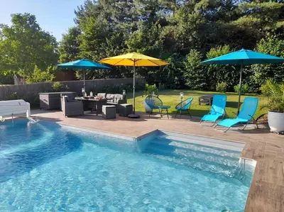 Piscine de l'établissement CHAMBRE DANS UN ECRIN DE VERDURE ou située à proximité