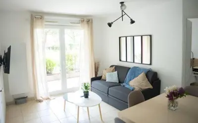Coin salon dans l'établissement Gîte de Florigny avec parking souterrain et terrasse