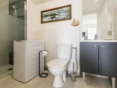 Salle de bains dans l'établissement Appartement à Saint-Brevin-les-Pins avec Balcon et Parking - FR-1-306-1242