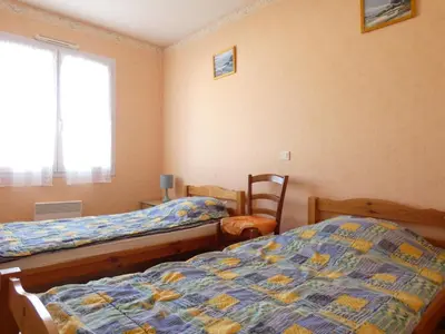 Un ou plusieurs lits dans un hébergement de l'établissement Maison spacieuse 3 chambres avec jardin clos - Animaux admis, parking disponible - FR-1-540-261