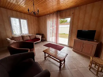 Télévision ou salle de divertissement dans l'établissement Maison spacieuse 3 chambres avec jardin clos - Animaux admis, parking disponible - FR-1-540-261