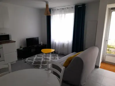 Télévision ou salle de divertissement dans l'établissement T2 charmant bord de mer Pornichet avec terrasse