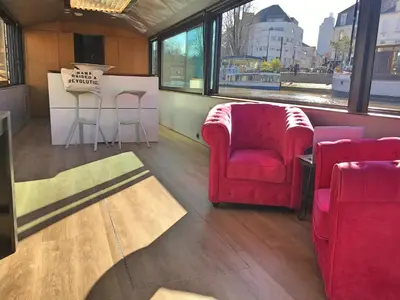 Coin salon dans l'établissement Péniche ! Amours Le Dô Karina Bisch 2019