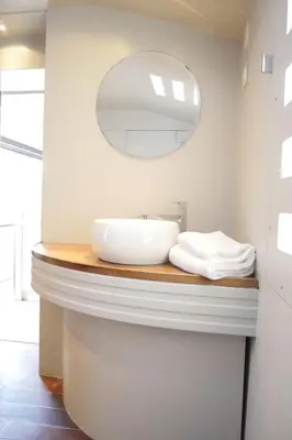 Salle de bains dans l'établissement Péniche ! Amours Le Dô Karina Bisch 2019