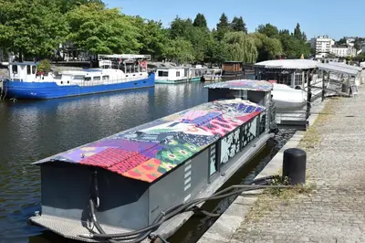 Vue sur la rivière ou le fleuve situé(e) à proximité de le bateau