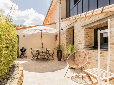 Terrasse ou espace extérieur de l'établissement Gîte Charmant avec Piscine Chauffée près de Nantes et Clisson - FR-1-306-1245