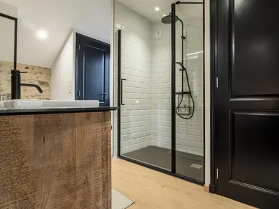 Salle de bains dans l'établissement Gîte Charmant avec Piscine Chauffée près de Nantes et Clisson - FR-1-306-1245