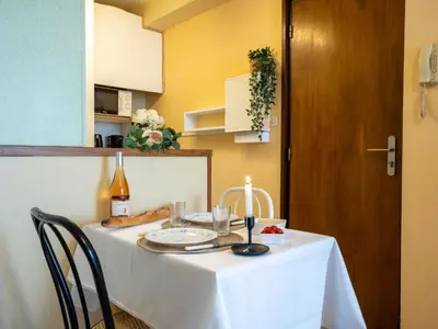 Cuisine ou kitchenette dans l'établissement Studio Studio des Halles by Interhome