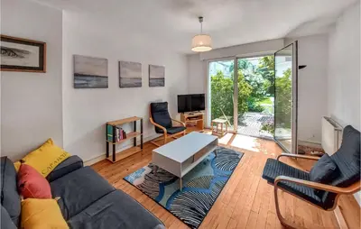 Télévision ou salle de divertissement dans l'établissement 2 Bedroom Awesome Home In Saint-Nazaire
