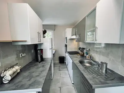 Cuisine ou kitchenette dans l'établissement Appartement pinède et océan