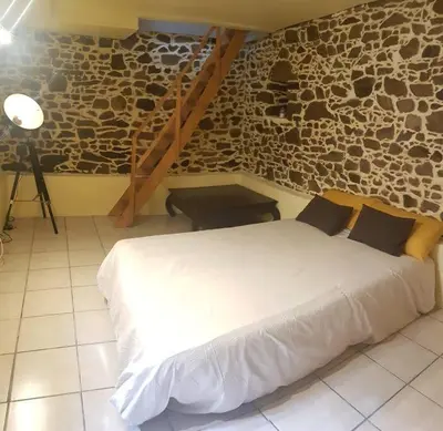 Un ou plusieurs lits dans un hébergement de l'établissement Maison charmante avec jardin centre-ville proche puy du fouu Arrivée autonome
