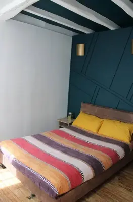 Un ou plusieurs lits dans un hébergement de l'établissement Maison charmante avec jardin centre-ville proche puy du fouu Arrivée autonome