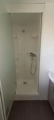 Salle de bains dans l'établissement Mobilhome climatisé 3 chambres à 30 min du Puy du F et de Nantes