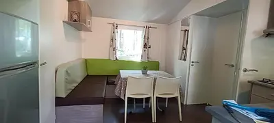 Cuisine ou kitchenette dans l'établissement Mobilhome climatisé 3 chambres à 30 min du Puy du F et de Nantes