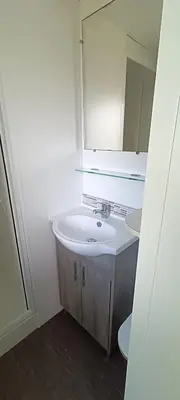 Salle de bains dans l'établissement Mobilhome climatisé 3 chambres à 30 min du Puy du F et de Nantes