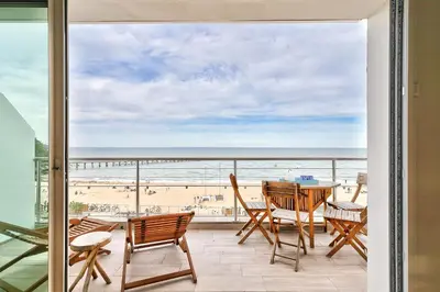 Vue générale sur la mer ou vue sur la mer prise depuis l'appartement