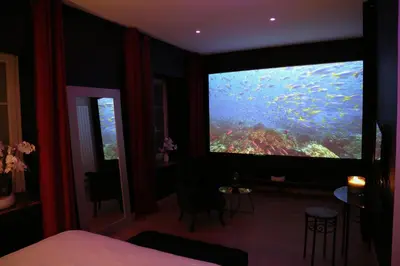Télévision ou salle de divertissement dans l'établissement love room gold - les delices rooms