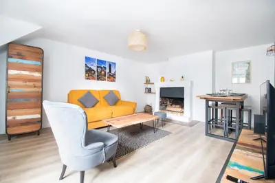 Télévision ou salle de divertissement dans l'établissement T3 Duplex de charme au cœur du quartier historique