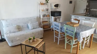 Cuisine ou kitchenette dans l'établissement Les Becs - Appartement bord de mer, 1 chambre