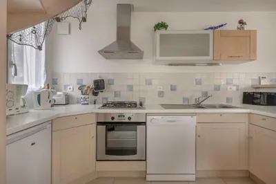 Cuisine ou kitchenette dans l'établissement Maison à 300 m de la plage!