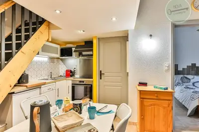 Cuisine ou kitchenette dans l'établissement Le mas de vertmarines 165 séjour familial près de locéan