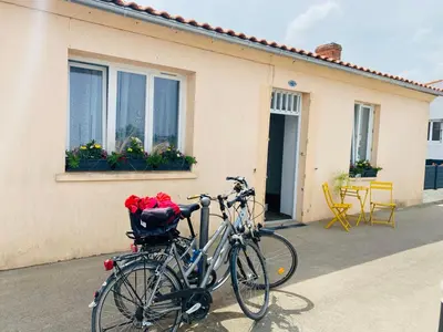 Vélo sur le terrain de l'établissement L’escale 175 ou dans les environs