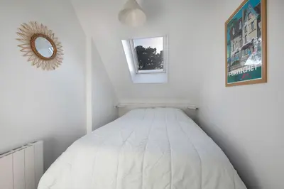 Un ou plusieurs lits dans un hébergement de l'établissement Appartement vue mer et les pieds dans l'eau!