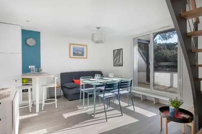 Coin salon dans l'établissement Appartement vue mer et les pieds dans l'eau!