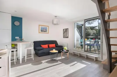 Coin salon dans l'établissement Appartement vue mer et les pieds dans l'eau!
