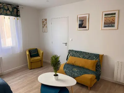 Coin salon dans l'établissement Studio cosy avec terrasse, proche Chantiers et Airbus