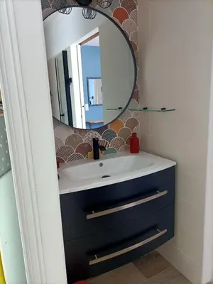 Salle de bains dans l'établissement Charmante Maison 