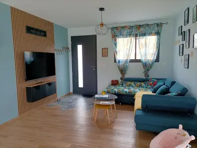 Télévision ou salle de divertissement dans l'établissement Charmante Maison 