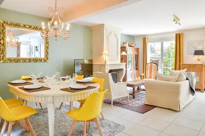 Coin salon dans l'établissement Magnolia - Charmante maison avec jardin