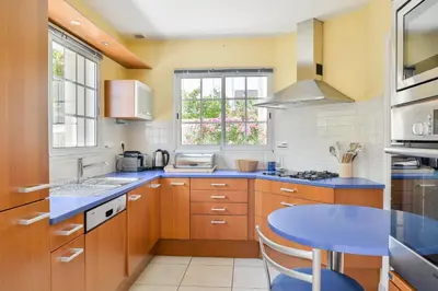 Cuisine ou kitchenette dans l'établissement Magnolia - Charmante maison avec jardin