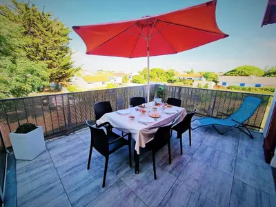 Balcon ou terrasse dans l'établissement Charmant duplex à 500 m de la plage