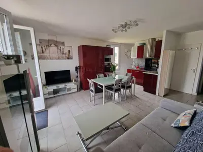 Cuisine ou kitchenette dans l'établissement Charmant duplex à 500 m de la plage