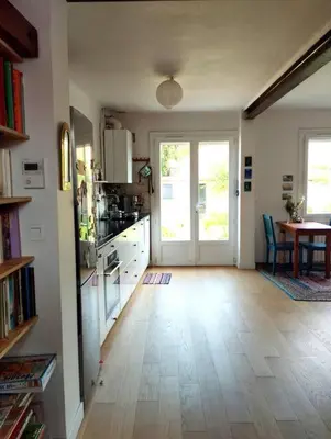 Cuisine ou kitchenette dans l'établissement Maison avec jardin au calme