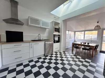 Cuisine ou kitchenette dans l'établissement Maison rénovée 4 ch. avec jardin, à 700m de la plage et proches commerces - St Brevin Les Pins - FR-1-364-152
