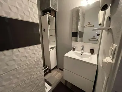 Salle de bains dans l'établissement Studio confortable avec terrasse et parking à 300m de la plage - FR-1-224C-236