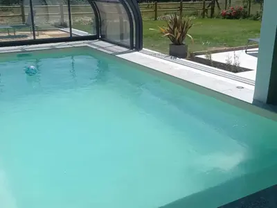 Piscine de l'établissement Gîte rénové avec piscine chauffée et jardin clos, à proximité des plages et de la campagne bio. - FR-1-426-531 ou située à proximité
