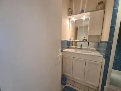 Salle de bains dans l'établissement Appartement rénové 3 pièces avec balcon, proche plage - Saint-Jean-de-Monts - FR-1-224C-237
