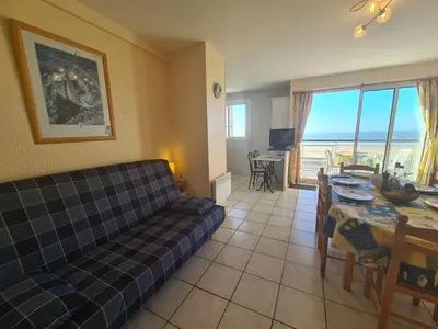 Coin salon dans l'établissement Appartement rénové 3 pièces avec balcon, proche plage - Saint-Jean-de-Monts - FR-1-224C-237