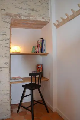 Bibliothèque dans la maison de vacances