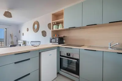 Cuisine ou kitchenette dans l'établissement Face Mer - Bel appartement pour 4
