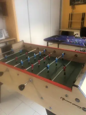Salle de jeux dans l'établissement Chambres d'Hôtes - Ancienne Ecole St Joseph