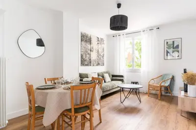 Coin salon dans l'établissement Joli Appartement avec Garage sur l'Île de Nantes