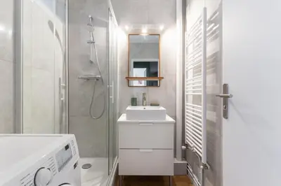 Salle de bains dans l'établissement Joli Appartement avec Garage sur l'Île de Nantes
