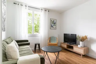 Télévision ou salle de divertissement dans l'établissement Joli Appartement avec Garage sur l'Île de Nantes